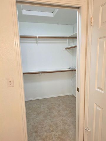 369 E Lindbrook Lane, Fresno, CA 93720