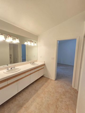 369 E Lindbrook Lane, Fresno, CA 93720