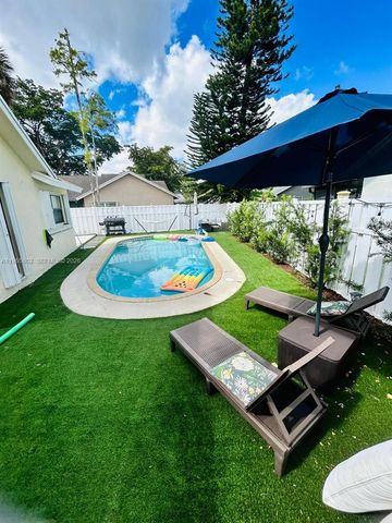 7342 NW 38th Pl, Coral Springs, FL 33065