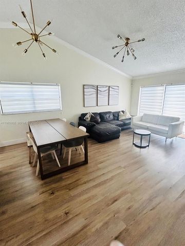 7342 NW 38th Pl, Coral Springs, FL 33065