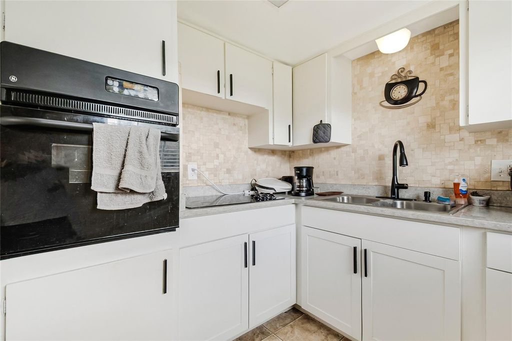 Image 15 of property listing at 6017 CANDLEWOOD LANE, Orlando, FL 32809