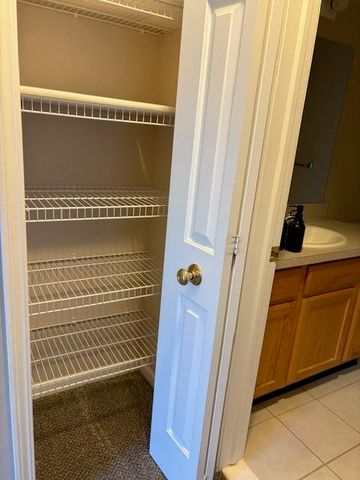 2692 S Knightsbridge Circle, Ann Arbor, MI 48105