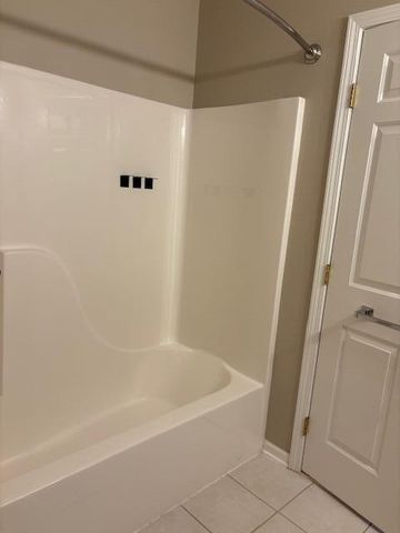 2692 S Knightsbridge Circle, Ann Arbor, MI 48105