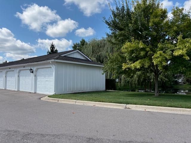 2692 S Knightsbridge Circle, Ann Arbor, MI 48105