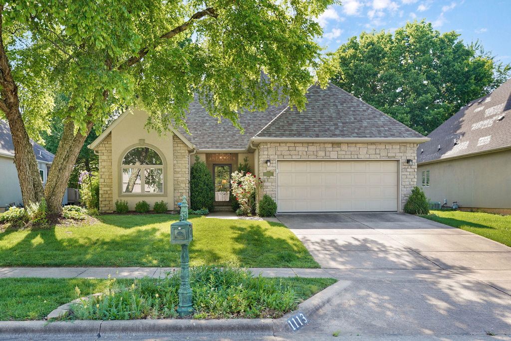 1113 S Carriage Avenue, Springfield, MO 65809