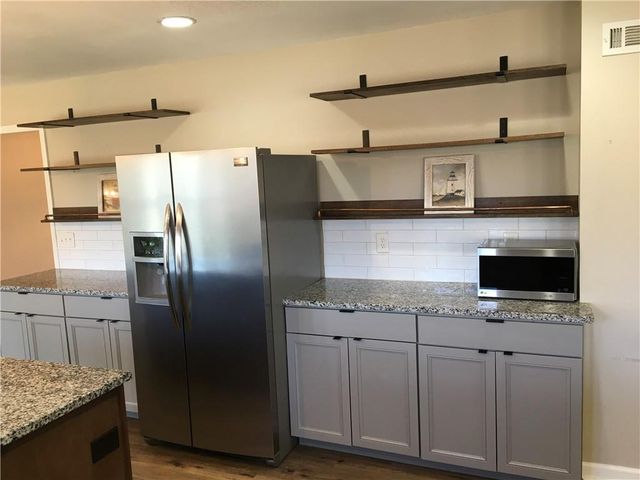 111 Southfork Road, Lansing, KS 66043