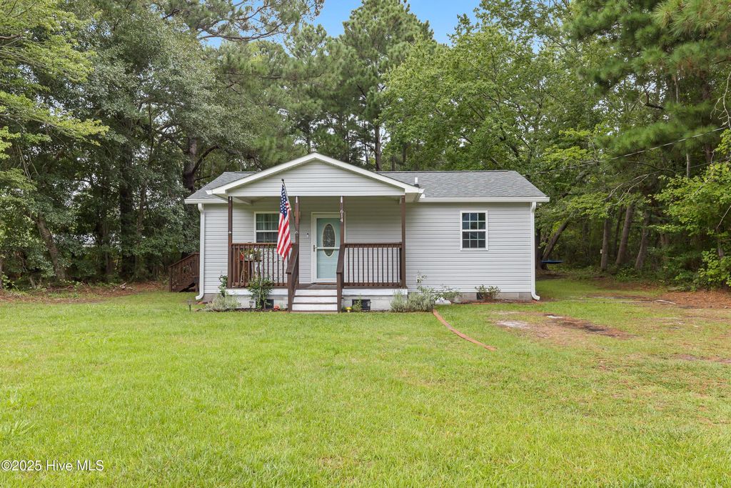 614 Saint Johns Church Road, Hampstead, NC 28443