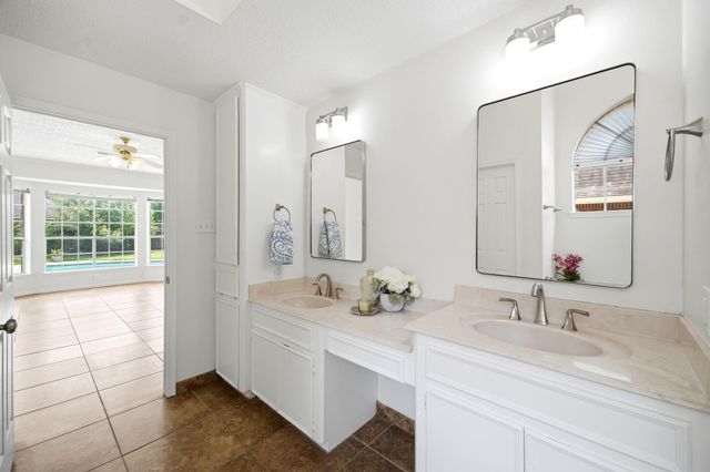 2216 Fairwater Park Drive, League City, TX 77573