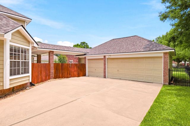 2216 Fairwater Park Drive, League City, TX 77573