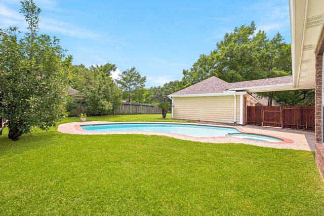 2216 Fairwater Park Drive, League City, TX 77573