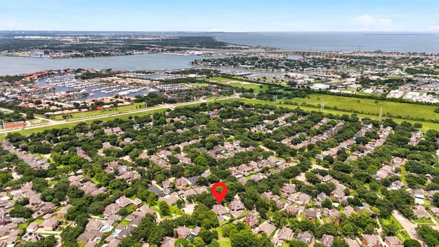 2216 Fairwater Park Drive, League City, TX 77573