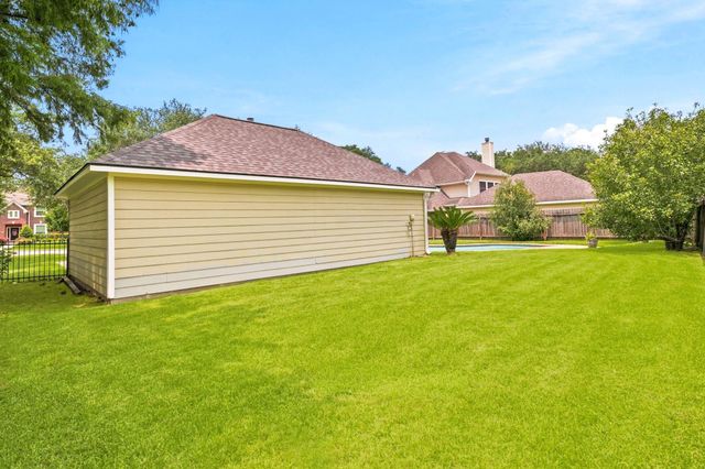 2216 Fairwater Park Drive, League City, TX 77573