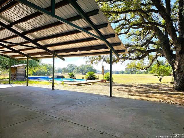 804 COUNTY ROAD 6612, Devine, TX 78016