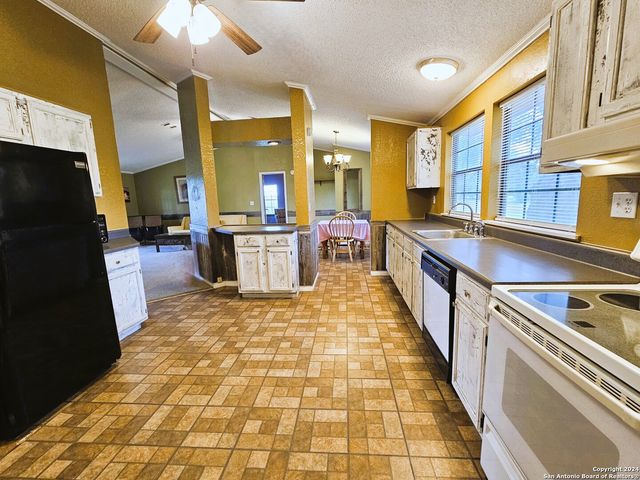 804 COUNTY ROAD 6612, Devine, TX 78016