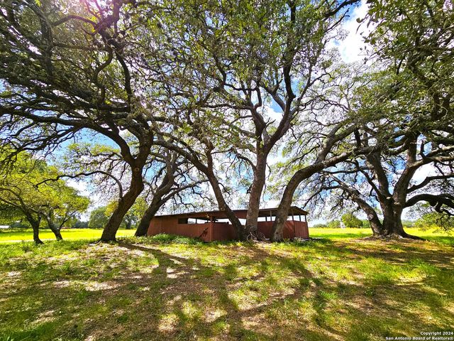 804 COUNTY ROAD 6612, Devine, TX 78016