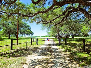 804 COUNTY ROAD 6612, Devine, TX 78016