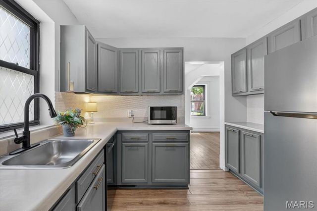 17 Greendale Drive, St Louis, MO 63121