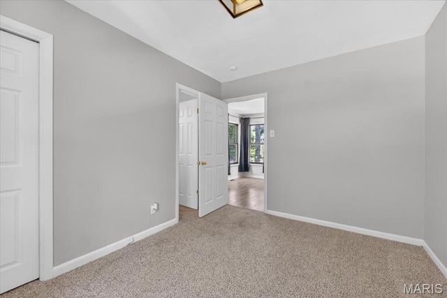 17 Greendale Drive, St Louis, MO 63121
