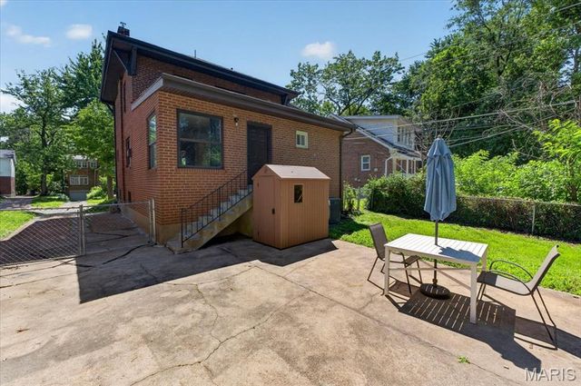 17 Greendale Drive, St Louis, MO 63121