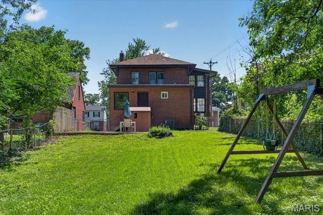 17 Greendale Drive, St Louis, MO 63121