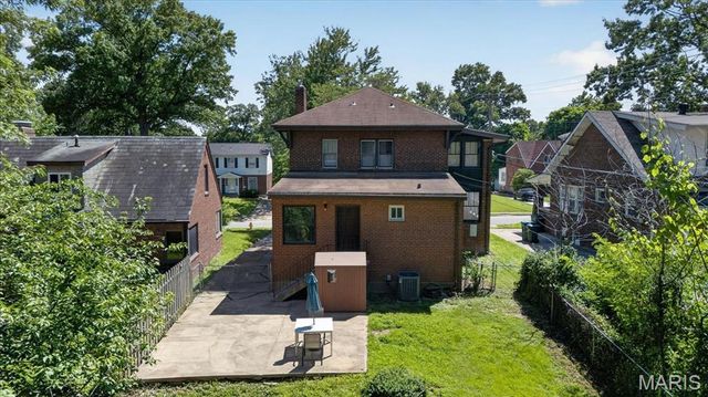 17 Greendale Drive, St Louis, MO 63121