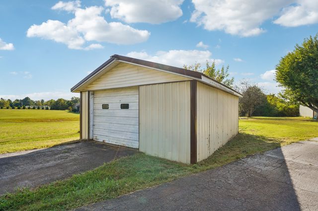 7559 Scottsville Rd, Lafayette, TN 37083