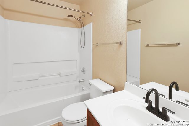 6818 Crest Place, Live Oak, TX 78233