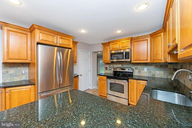 204 GREENBRIAR LN, Havertown, PA 19083