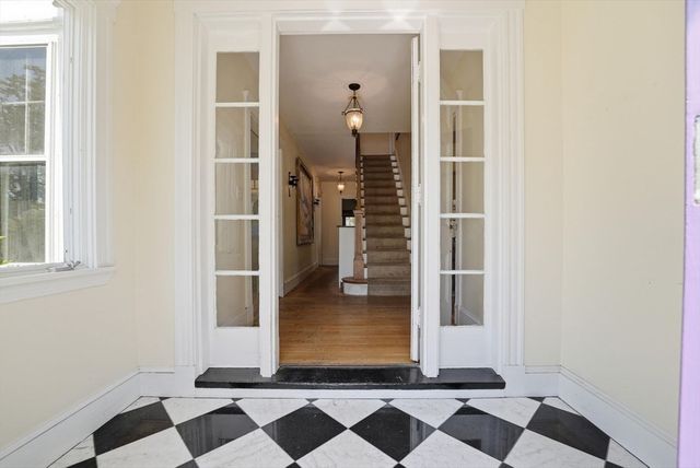 19 Humphrey St, Marblehead, MA 01945