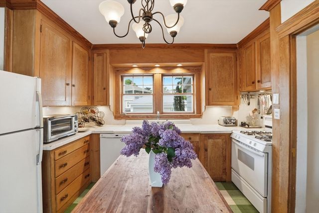 19 Humphrey St, Marblehead, MA 01945