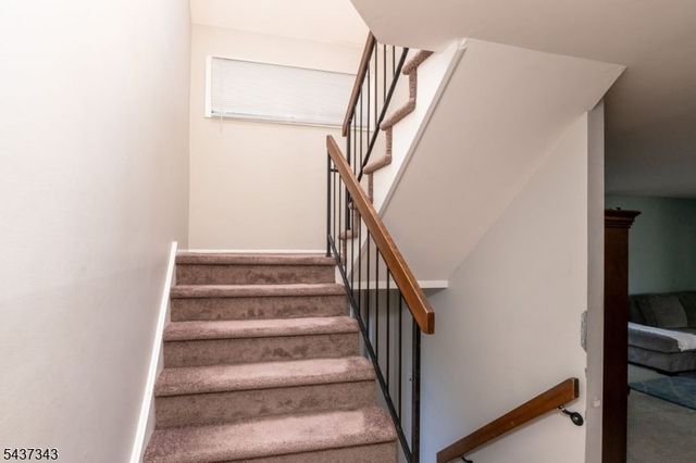 55 Kensington Ct, Washington Twp., NJ 07840