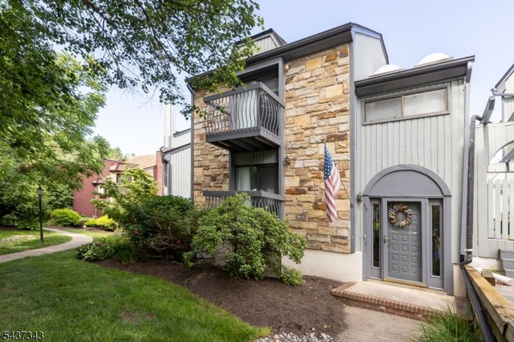 55 Kensington Ct, Washington Twp., NJ 07840