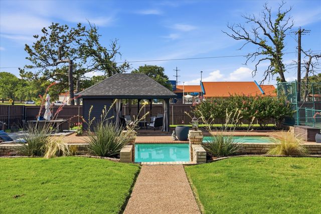 301 Chapelwood Drive, Colleyville, TX 76034