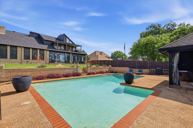 301 Chapelwood Drive, Colleyville, TX 76034