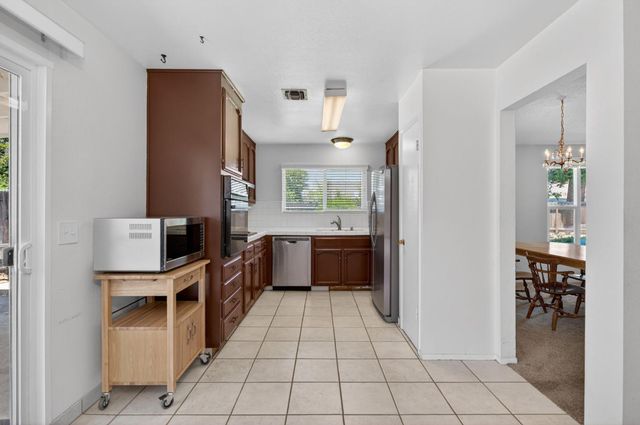 1581 Barstow Avenue, Clovis, CA 93611