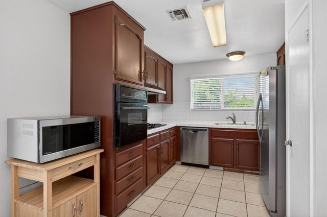 1581 Barstow Avenue, Clovis, CA 93611