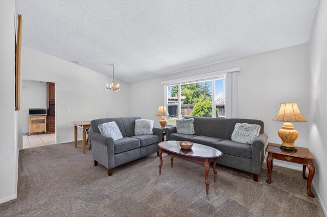 1581 Barstow Avenue, Clovis, CA 93611