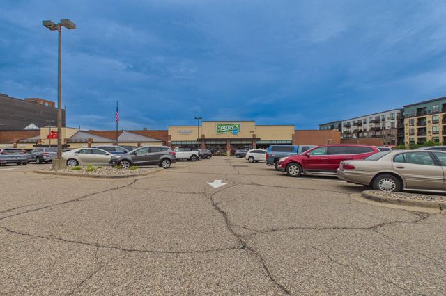6005 Eden Prairie Road 210, Edina, MN 55436
