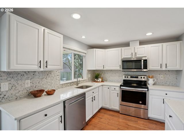 2140 Sw WYNWOOD Ave, Portland, OR 97225