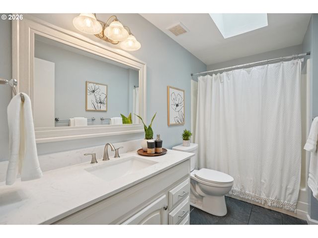 2140 Sw WYNWOOD Ave, Portland, OR 97225