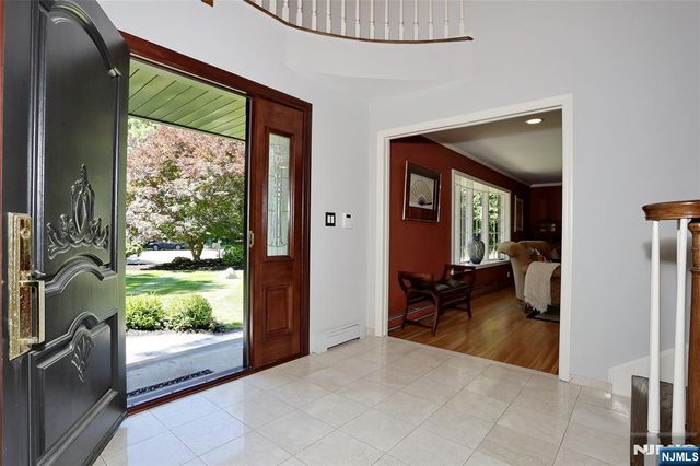 252 Bayberry Lane, Franklin Lakes, NJ 07417