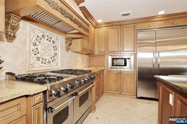 252 Bayberry Lane, Franklin Lakes, NJ 07417
