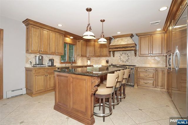 252 Bayberry Lane, Franklin Lakes, NJ 07417