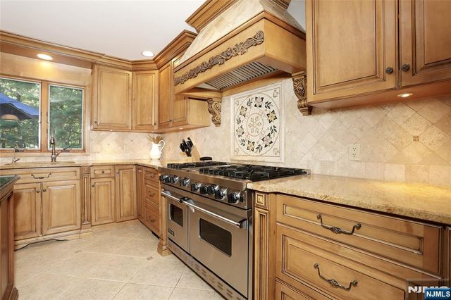 252 Bayberry Lane, Franklin Lakes, NJ 07417