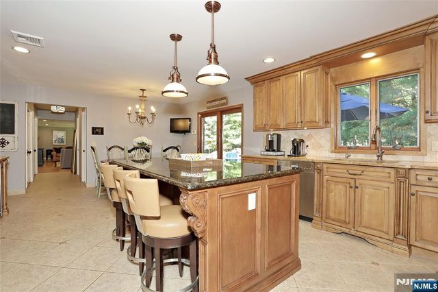 252 Bayberry Lane, Franklin Lakes, NJ 07417