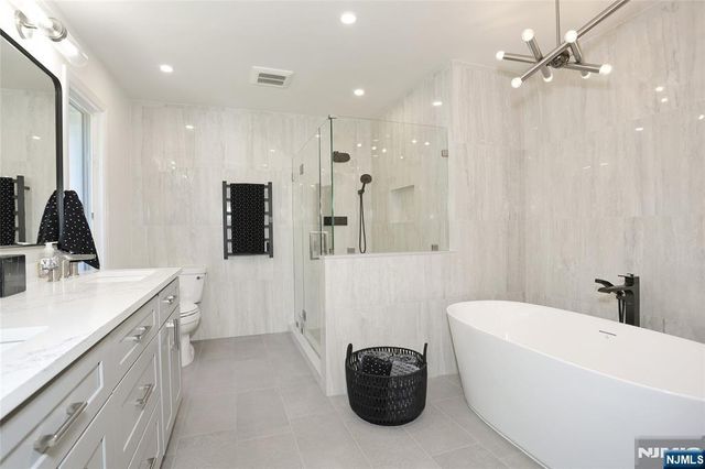 252 Bayberry Lane, Franklin Lakes, NJ 07417