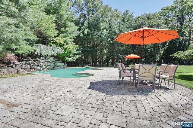252 Bayberry Lane, Franklin Lakes, NJ 07417