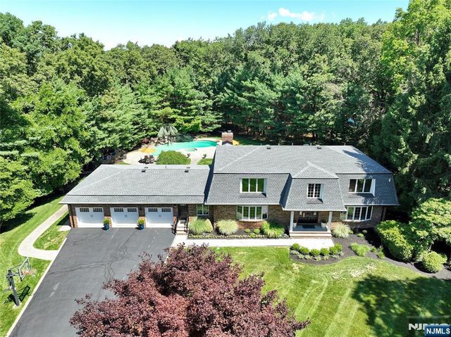252 Bayberry Lane, Franklin Lakes, NJ 07417