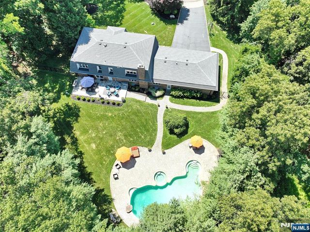 252 Bayberry Lane, Franklin Lakes, NJ 07417