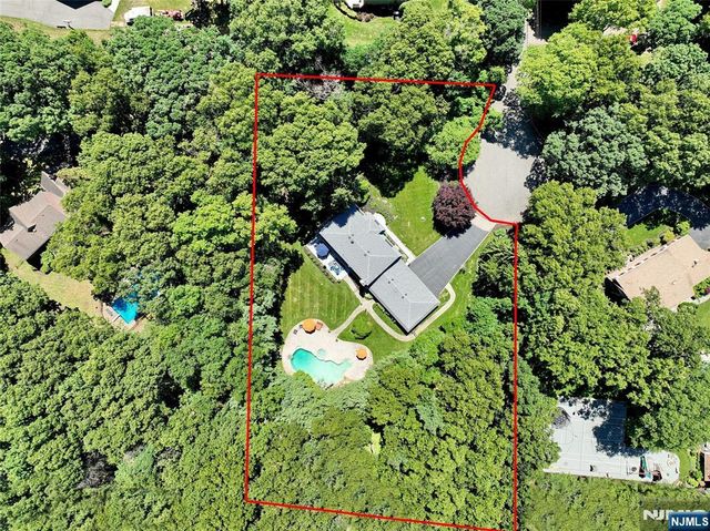 252 Bayberry Lane, Franklin Lakes, NJ 07417